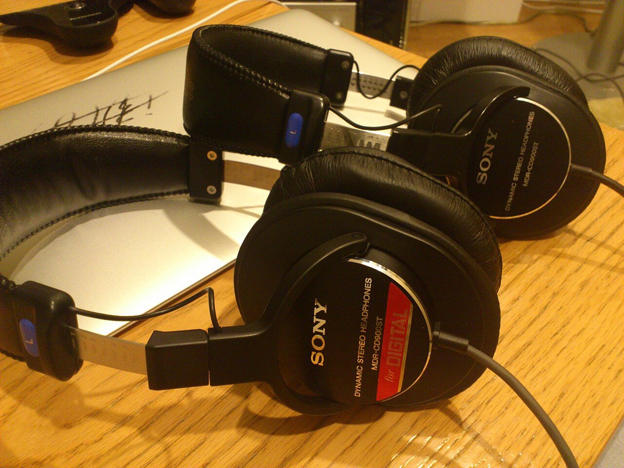 Closed-back studio monitor headphones